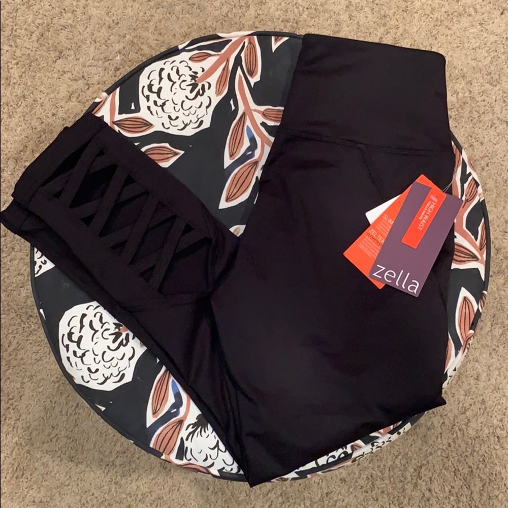 💕NWT💕 Zella Criss-Cross cutout crops